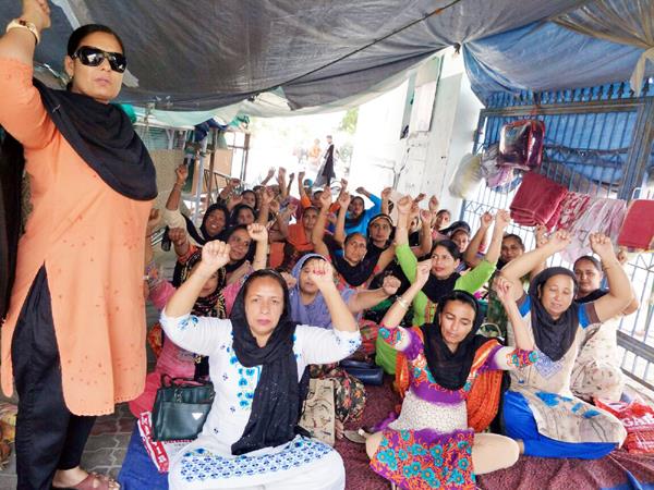 anganwadi workers protested