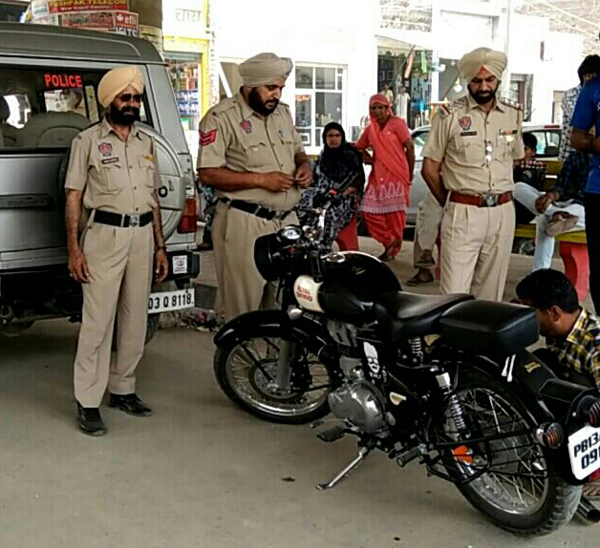 ਪੁਲਸ ਨੇ ਬੁਲਟ ''ਤੇ ਪਟਾਕੇ ਵਜਾਉਣ ਵਾਲਿਆਂ ਦੀ ਲਈ ਖਬਰ
