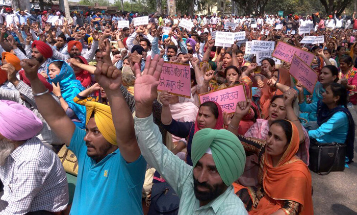 ਪੰਜਾਬ ਭਰ ਤੋਂ ਹਜ਼ਾਰਾਂ ਦੀ ਗਿਣਤੀ ''ਚ ਪਹੁੰਚੇ ਅਧਿਆਪਕਾਂ ਨੇ ਸਿੱਖਿਆ ਮੰਤਰੀ ਦੇ ਹਲਕੇ ''ਚ ਕੀਤੀ ਮਹਾਰੈਲੀ