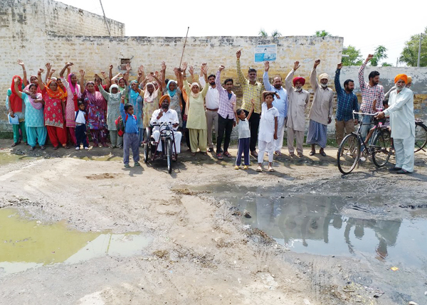 ਗੰਦੇ ਪਾਣੀ ਦੀ ਨਿਕਾਸੀ ਨਾ ਹੋਣ ''ਤੇ ਮੁਹੱਲਾ ਵਾਸੀਆਂ ਵੱਲੋਂ ਨਗਰ ਕੌਂਸਲ ਖਿਲਾਫ ਨਾਅਰੇਬਾਜ਼ੀ