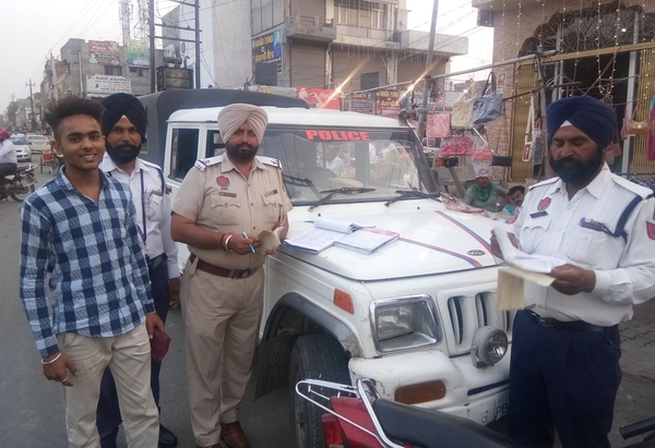 ਟਰੈਫਿਕ ਪੁਲਸ ਨੇ ਕੱਟੇ ਚਲਾਨ