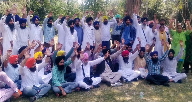 ਸ਼੍ਰੋਮਣੀ ਕਮੇਟੀ ''ਚੋਂ ਕੱਢੇ ਮੁਲਾਜ਼ਮਾਂ ਵੱਲੋਂ ਪ੍ਰਧਾਨ ਖਿਲਾਫ ਰੋਸ ਪ੍ਰਦਰਸ਼ਨ