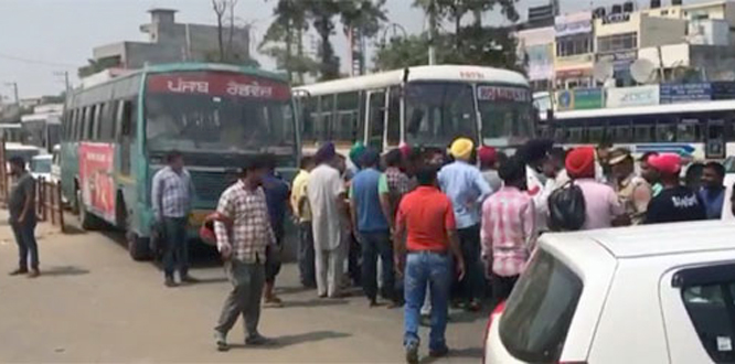 ਇਕ ਚੋਰੀ ਉਤੋਂ ਸੀਨਾਜ਼ੋਰੀ, ਹਿਲਾਂ ਕਾਰ ਨੂੰ ਮਾਰੀ ਟੱਕਰ, ਫਿਰ ਹਾਈਵੇ ''ਤੇ ਜਾਮ