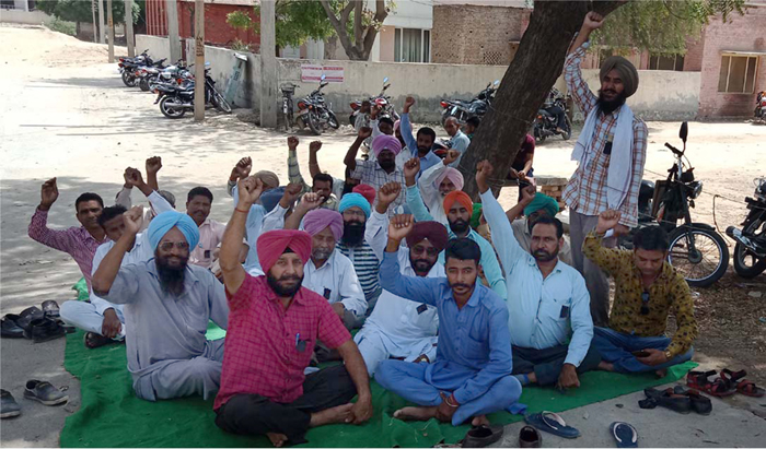 ਬਿਜਲੀ ਮੁਲਾਜ਼ਮਾਂ ਕਾਲੇ ਬਿੱਲੇ ਲਾ ਕੇ ਕੱਢੀ ਰੋਸ ਰੈਲੀ