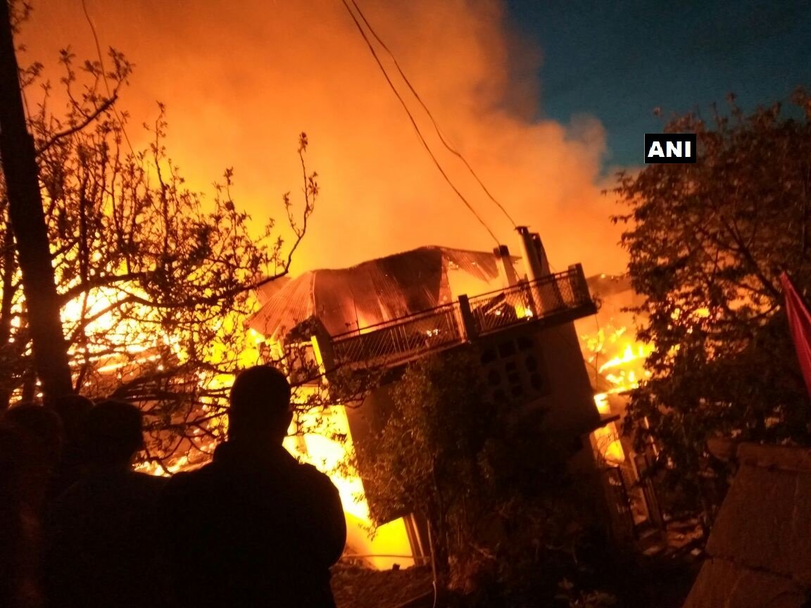 ਹਿਮਾਚਲ ''ਚ ਸਭ ਤੋਂ ਵੱਡਾ ਅਗਨੀਕਾਂਡ: 32 ਘਰ ਸੜ ਕੇ ਹੋਏ ਸੁਆਹ, 41 ਪਰਿਵਾਰ ਬੇਘਰ