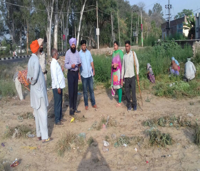 ਮਨਰੇਗਾ ਸਕੀਮ ਤਹਿਤ ਚੱਲ ਰਹੇ ਕੰਮ ਦਾ ਏ. ਡੀ. ਸੀ. ਨੇ ਲਿਆ ਜਾਇਜ਼ਾ