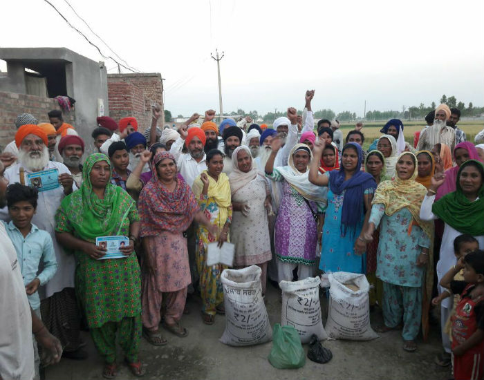 ਮਾਮਲਾ ਨੀਲੇ ਕਾਰਡ ਕੱਟੇ ਜਾਣ ਦਾ : ਲੋਕਾਂ ਨੇ ਸਰਕਾਰ ਦਾ ਕੀਤਾ ਪਿੱਟ ਸਿਆਪਾ