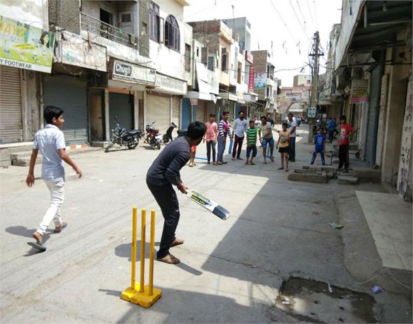 closed market  kids  cricket