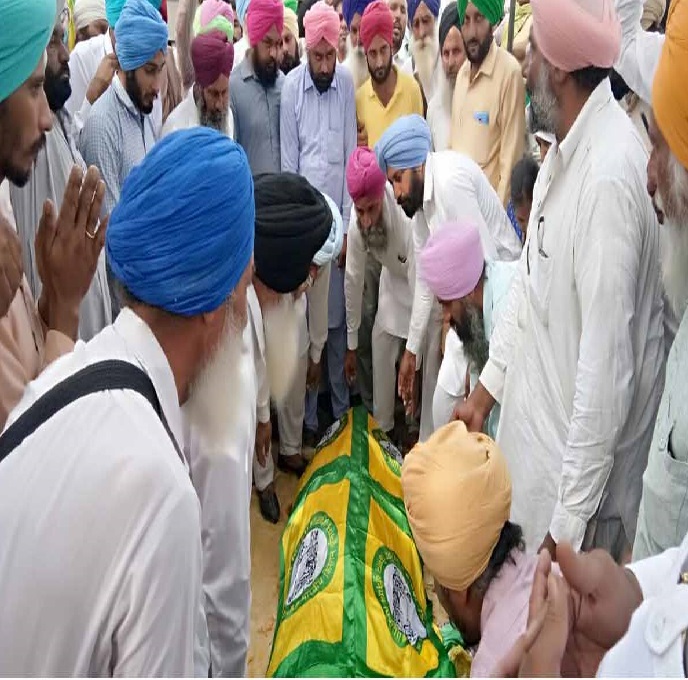 ਪ੍ਰਸ਼ਾਸ਼ਨ ਨਾਲ ਸਮਝੌਤੇ ਤੋਂ ਬਾਅਦ, ਮ੍ਰਿਤਕ ਕਿਸਾਨਾਂ ਦਾ ਹਜ਼ਾਰਾਂ ਸੇਜ਼ਲ ਅੱਖਾਂ ਨੇ ਕੀਤਾ ਅੰਤਿਮ ਸਸਕਾਰ