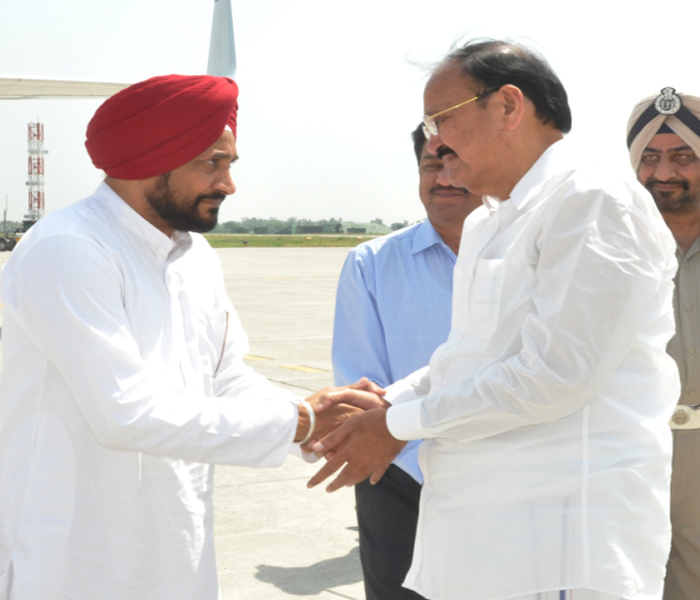 ਹਵਾਈ ਅੱਡੇ ''ਤੇ ਕੈਬਨਿਟ ਮੰਤਰੀ ਚੰਨੀ ਤੇ ਡੀ. ਸੀ ਵੱਲੋਂ ਉੱਪ ਰਾਸ਼ਟਰਪਤੀ ਦਾ ਕੀਤਾ ਗਿਆ ਨਿੱਘਾ ਸਵਾਗਤ