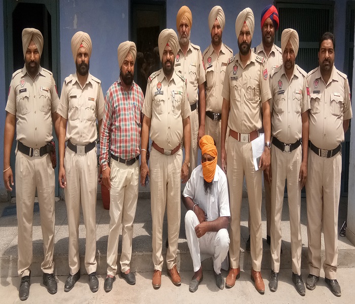 ਐੱਸ. ਜੀ. ਪੀ. ਸੀ. ਦੇ ਖਜ਼ਾਨਚੀ ਨੂੰ ਥਾਣਾ ਖਾਲੜਾ ਦੀ ਪੁਲਸ ਨੇ ਚੋਰੀ ਦੀ ਬੰਦੂਕ ਸਮੇਤ ਕੀਤਾ ਕਾਬੂ