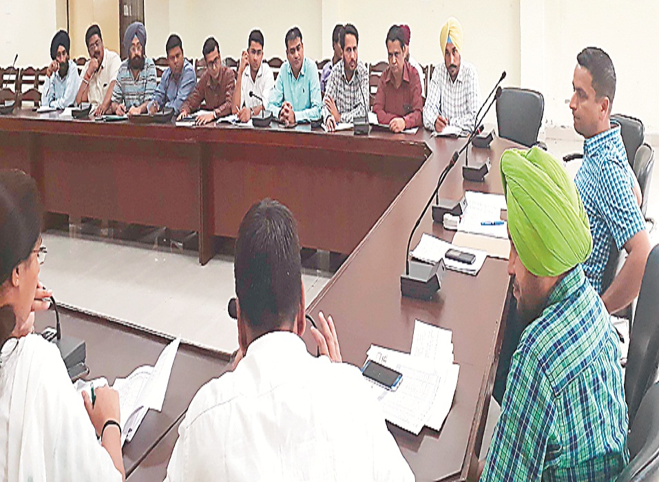 ਡੀ. ਸੀ. ਵੱਲੋਂ ਕਣਕ ਦੀ ਖਰੀਦ ਪ੍ਰਕਿਰਿਆ ''ਚ ਵਿਘਨ ਪਾਉਣ ਵਾਲੇ ਠੇਕੇਦਾਰਾਂ ਨੂੰ ਬਲੈਕ ਲਿਸਟ ਕਰਨ ਦੇ ਹੁਕਮ