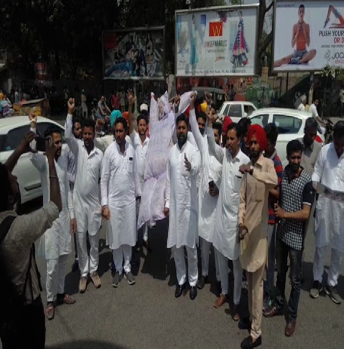 ਬਠਿੰਡਾ ''ਚ ਯੂਥ ਕਾਂਗਰਸ ਦੇ ਮੈਂਬਰਾਂ ਨੇ ਕੇਂਦਰ ਸਰਕਾਰ ਦਾ ਪੁਤਲਾ ਫੂਕਿਆ