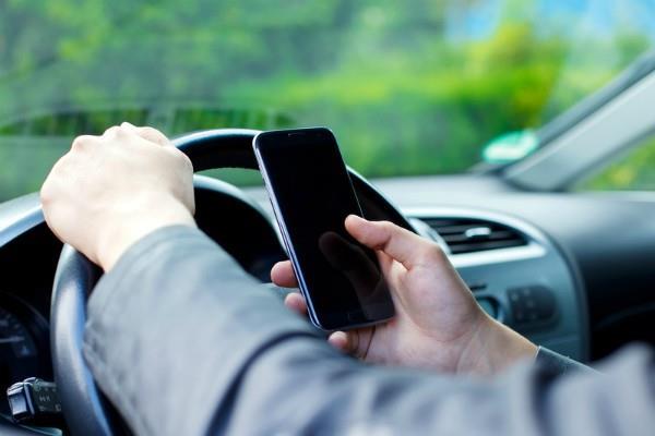 the survey reveals 60 percent of indians are using mobile phones during driving