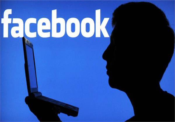 woman pics upload on facebook