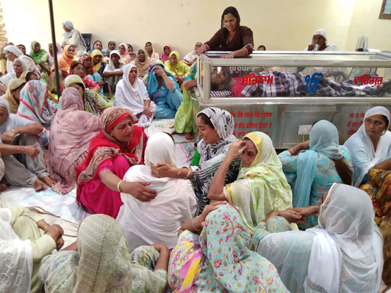 ਜ਼ਮੀਨੀ ਵਿਵਾਦ ਦੇ ਚੱਲਦਿਆਂ ਸਿਆਸੀ ਤੇ ਪੁਲਸ ਦਬਾਅ ਕਾਰਨ ਇਕਲੌਤੇ ਪੁੱਤ ਨੇ ਕੀਤੀ ਖੁਦਕੁਸ਼ੀ