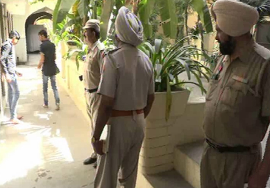 ਸ੍ਰੀ ਹਰਿਮੰਦਰ ਸਾਹਿਬ ਨੇੜੇ ਸਥਿਤ ਮੰਦਰ ''ਚ ਭਿੜੀਆਂ ਦੋ ਮਹੰਤ ਧਿਰਾਂ, ਚੱਲੀ ਗੋਲੀ