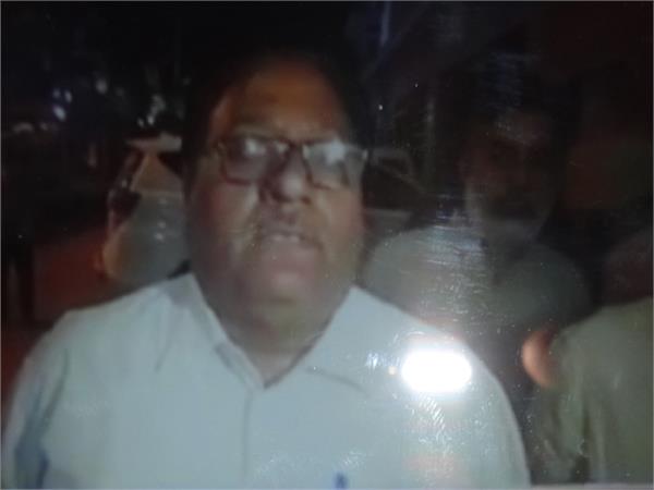 petrol pump owners  robbers  firing