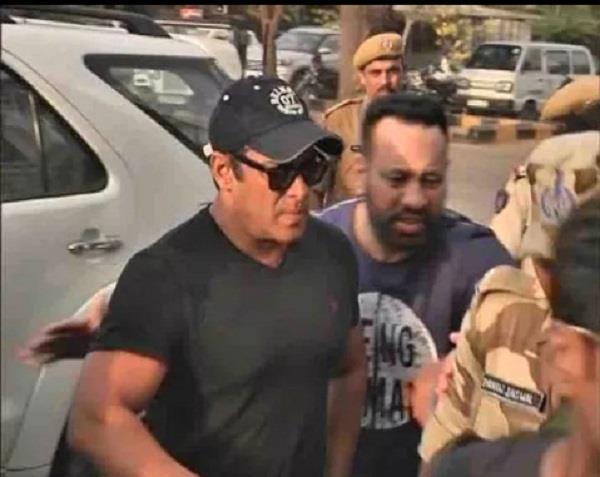 salman khan arrives in his home thanks to fan from balcony