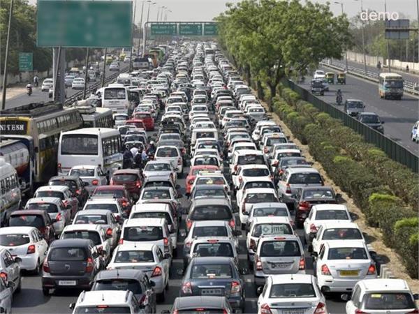 massive traffic jam at dnd ashram nizamuddin flyover in delhi