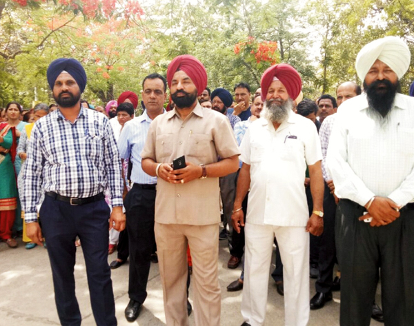 ਹੈੱਡ ਆਫਿਸ ਦੇ ਕਾਮਿਆਂ ਨੇ ਕੀਤਾ ਬਿਜਲੀ ਮੰਤਰੀ ਦਾ ਘਿਰਾਓ