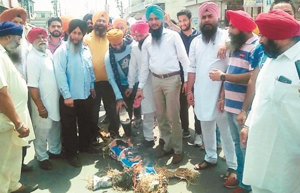 sikh sangats perform protests against narain das