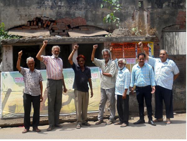 showers by shopkeepers due to lack of bathrooms