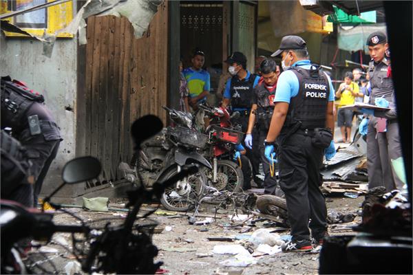 three people injured in several blasts in thailand
