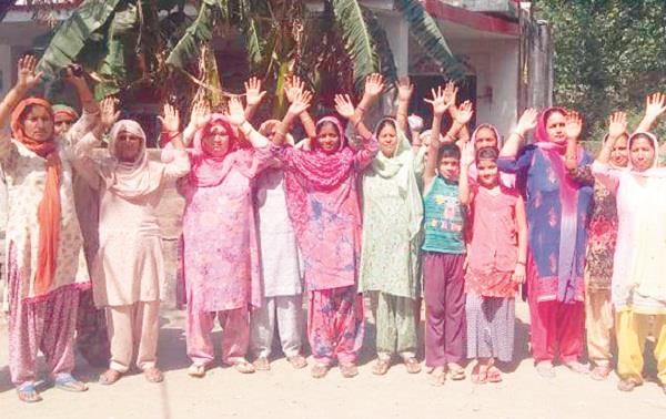 women opened opposition against the slacking process of powercom