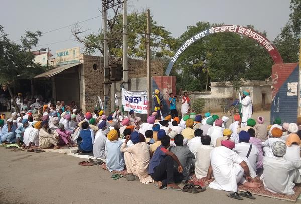 peka family put up the dharna given by police to arrest mother in law