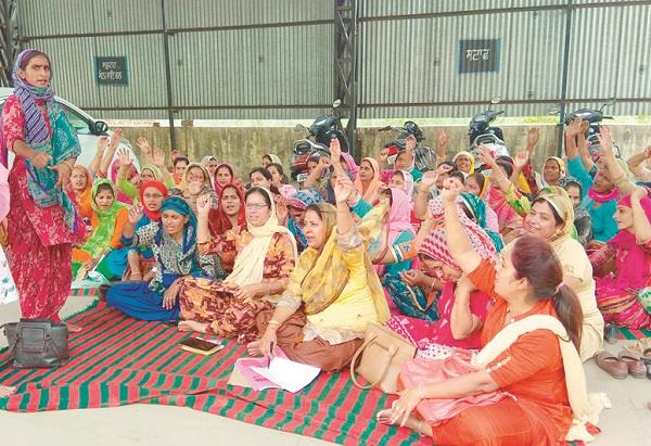 anganwadi workers had d  p  o dive forward to the office