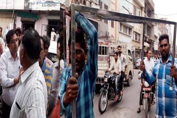 the goods of the shopkeepers kept extended from the ceiling have been seized