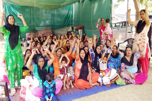 anganwadi workers shout slogans against the government