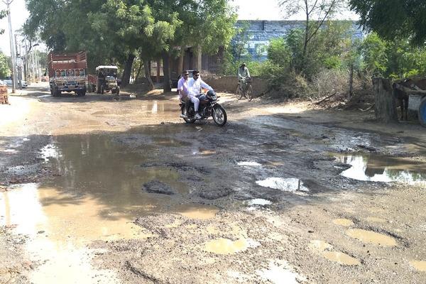 mobilization of wastewater on the main road from roof to scavengers