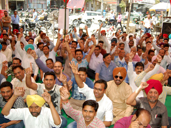 ਬੈਂਕਾਂ ''ਚ ਹੜਤਾਲ  ਮੁਲਾਜ਼ਮਾਂ ਨੇ ਧਰਨਾ ਲਾ ਕੇ ਕੀਤਾ ਰੋਸ ਪ੍ਰਦਰਸ਼ਨ