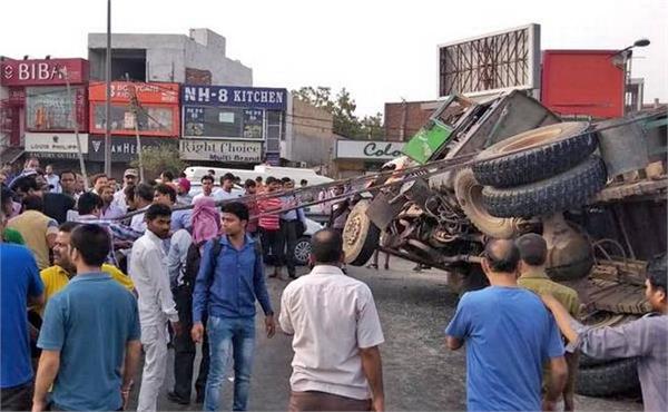 6 injured as dumper hits cab