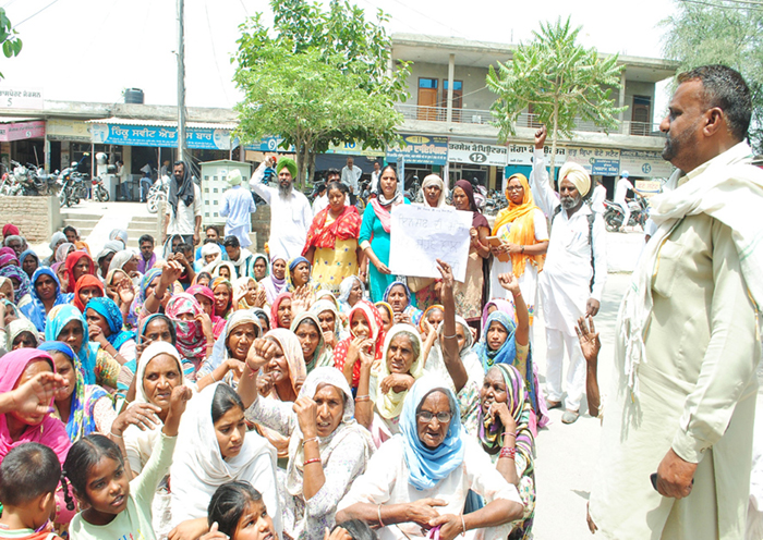 ਖੇਤ ਮਜ਼ਦੂਰਾਂ ਕੀਤਾ ਡੀ. ਸੀ. ਦਫ਼ਤਰ ਦਾ ਘਿਰਾਓ