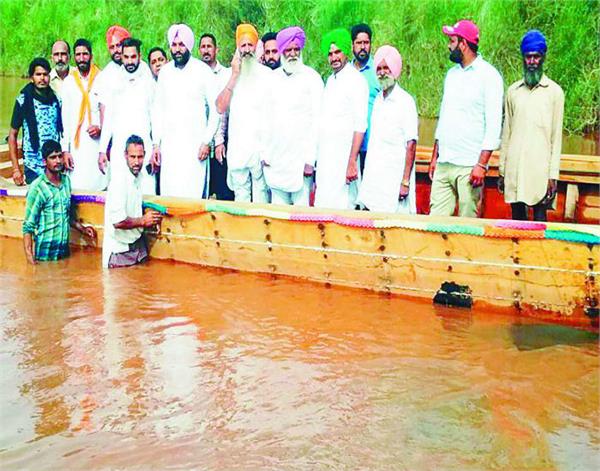 aujla  farmers and boats are available