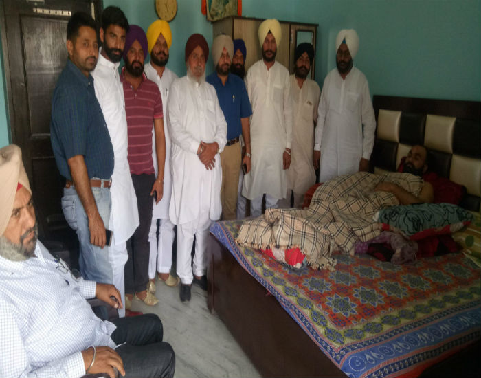 ਦਵਿੰਦਰ ਸਿੰਘ ਵਲਟੋਹਾ ਦਾ ਹਾਲ ਜਾਨਣ ਪਹੁੰਚੇ ਕਾਂਗਰਸੀ ਆਗੂ