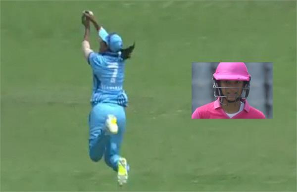 super women  wondering about the catch made by harmanipreet