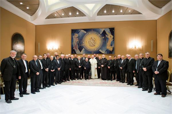 all chile  s 34 bishops offer resignation to pope over sex abuse scandals
