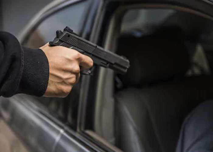 ਪਿਸਤੌਲ ਦੇ ਜ਼ੋਰ ''ਤੇ ਲੁਟੇਰਿਆਂ ਨੇ ਖੋਹੀ ਕਾਰ