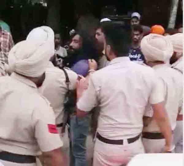 ਪੁਲਸ ਮੁਲਾਜ਼ਮਾਂ ਵੱਲੋਂ ਸਿੱਖ ਨੌਜਵਾਨ ਦੀ ਭਰੇ ਬਾਜ਼ਾਰ ’ਚ ਕੁੱਟ-ਮਾਰ, ਲੋਕਾਂ ’ਚ ਰੋਸ