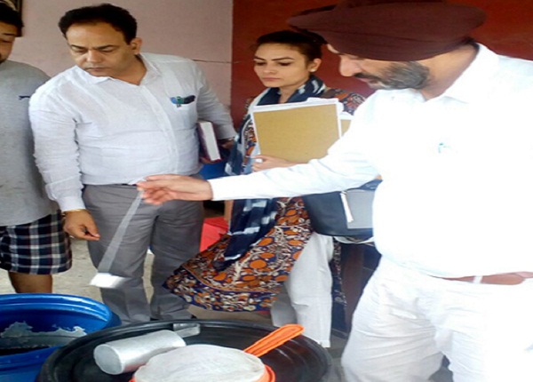 ਅਧਿਕਾਰੀਅਾਂ ਨੇ 4 ਡੇਅਰੀਆਂ ਤੋਂ ਭਰੇ ਸੈਂਪਲ