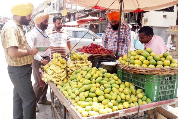 ਸਿਹਤ ਵਿਭਾਗ ਵੱਲੋਂ ਦੁਕਾਨਾਂ ਤੇ ਰੇਹਡ਼ੀਆਂ ਦੀ ਚੈਕਿੰਗ