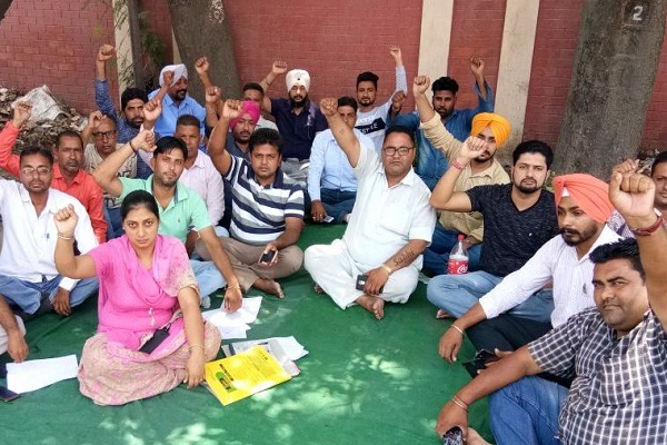 ਤਨਖਾਹ ਨਾ ਮਿਲਣ ਦੇ ਵਿਰੋਧ ’ਚ ਮਨਰੇਗਾ ਕਾਮਿਅਾਂ ਦਿੱਤਾ ਧਰਨਾ