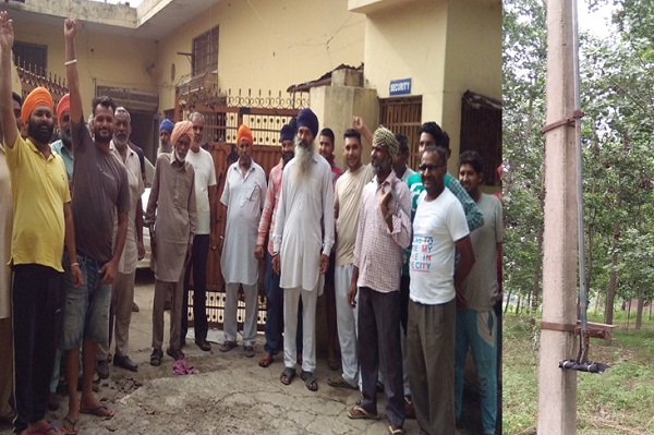 ਬਿਜਲੀ ਸਪਲਾਈ ਕੱਟਣ ਮੌਕੇ ਫੈਕਟਰੀ ਦੇ ਕਰਿੰਦੇ ਨੂੰ ਲੋਕਾਂ ਦਬੋਚਿਆ