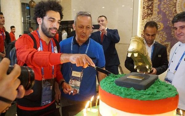 100 kg cake and gold boot found on saleh  s birthday