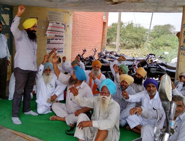 ਕਿਸਾਨਾਂ ਨੇ ਕੀਤਾ ਐਕਸੀਅਨ ਤੇ ਐੱਸ. ਡੀ. ਓ. ਦਫਤਰ ਦਾ ਘਿਰਾਓ
