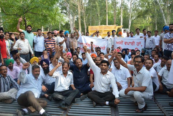 ਛਾਪਿਆਂ ਤੋਂ ਭੜਕੇ ਪੈਸਟੀਸਾਈਡਜ਼ ਵਪਾਰੀਆਂ ਵੱਲੋਂ ਡੀ. ਸੀ. ਦਫ਼ਤਰ ਸਾਹਮਣੇ ਧਰਨਾ
